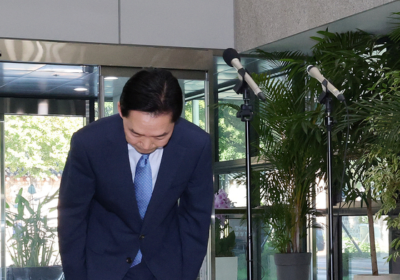 고개숙여 인사하는 김지용 후보자