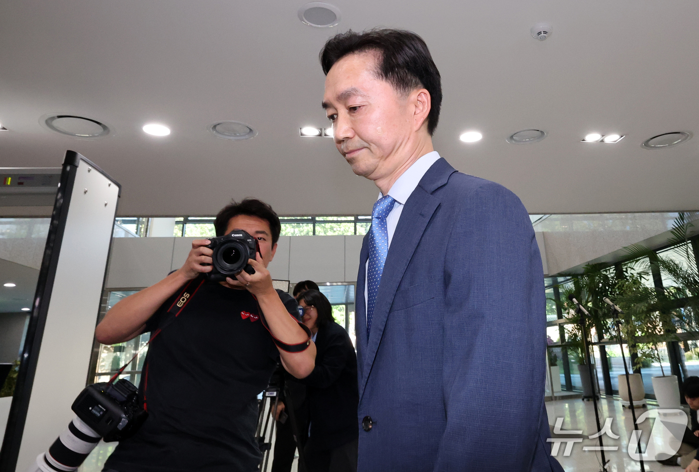 (서울=뉴스1) 박세연 기자 = 김지용 중대범죄수사청장 후보자가 14일 오후 청문회 준비 사무실이 마련된 서울 종로구 정부서울청사 창성동 별관에서 입장 발표를 마치고 들어서고 있다 …
