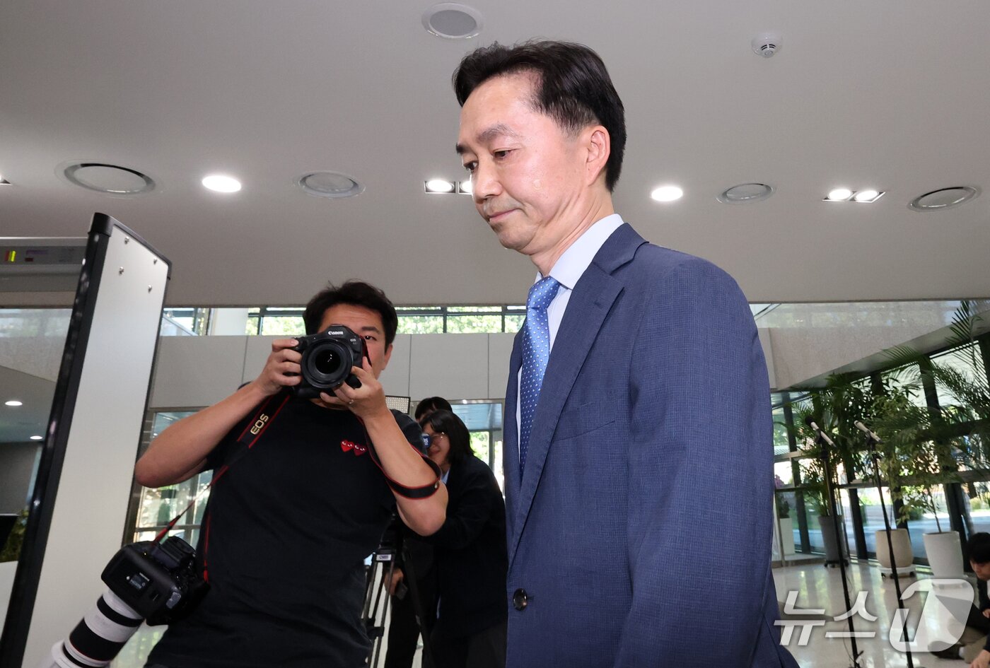 본문 이미지 - 김지용 중대범죄수사청장 후보자가 지난 9월 14일 오후 청문회 준비 사무실이 마련된 서울 종로구 정부서울청사 창성동 별관에서 입장 발표를 마치고 들어서고 있다. 2026.9.14 ⓒ 뉴스1 박세연 기자