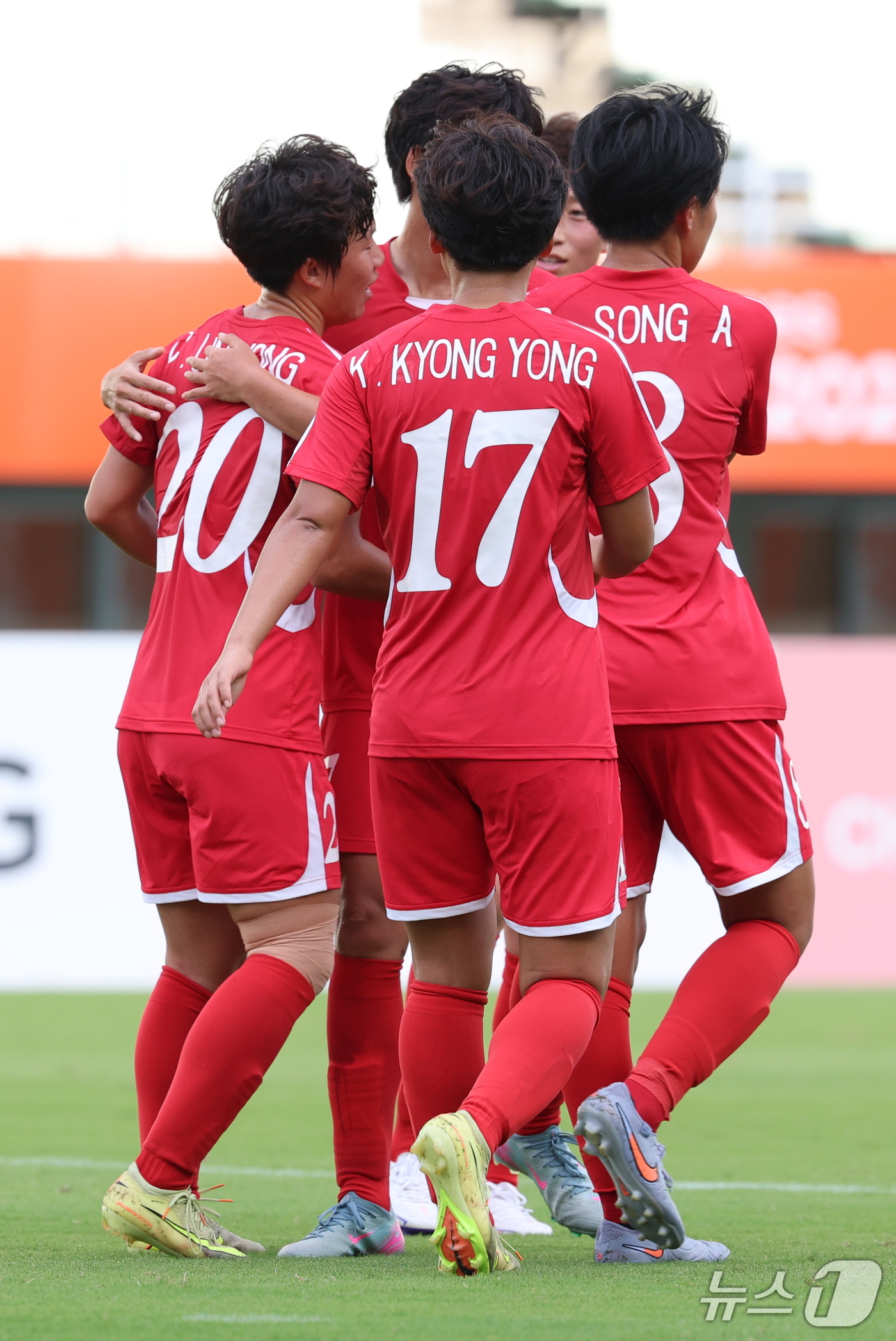 (오사카=뉴스1) 안은나 기자 = 14일 오후 일본 오사카 나가이스타디움에서 열린 2026 아이치·나고야 아시안게임 여자축구 예선 F조 1차전 북한과 방글라데시의 경기에서 북한 채 …