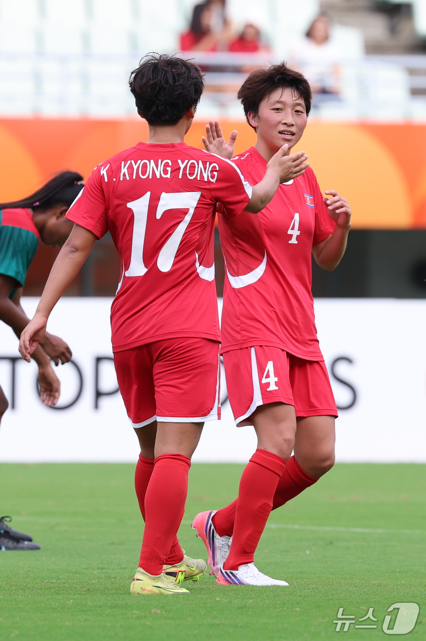 (오사카=뉴스1) 안은나 기자 = 14일 오후 일본 오사카 나가이스타디움에서 열린 2026 아이치·나고야 아시안게임 여자축구 예선 F조 1차전 북한과 방글라데시의 경기에서 북한 김 …