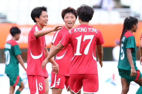 기뻐하는 북한 여자축구대표팀