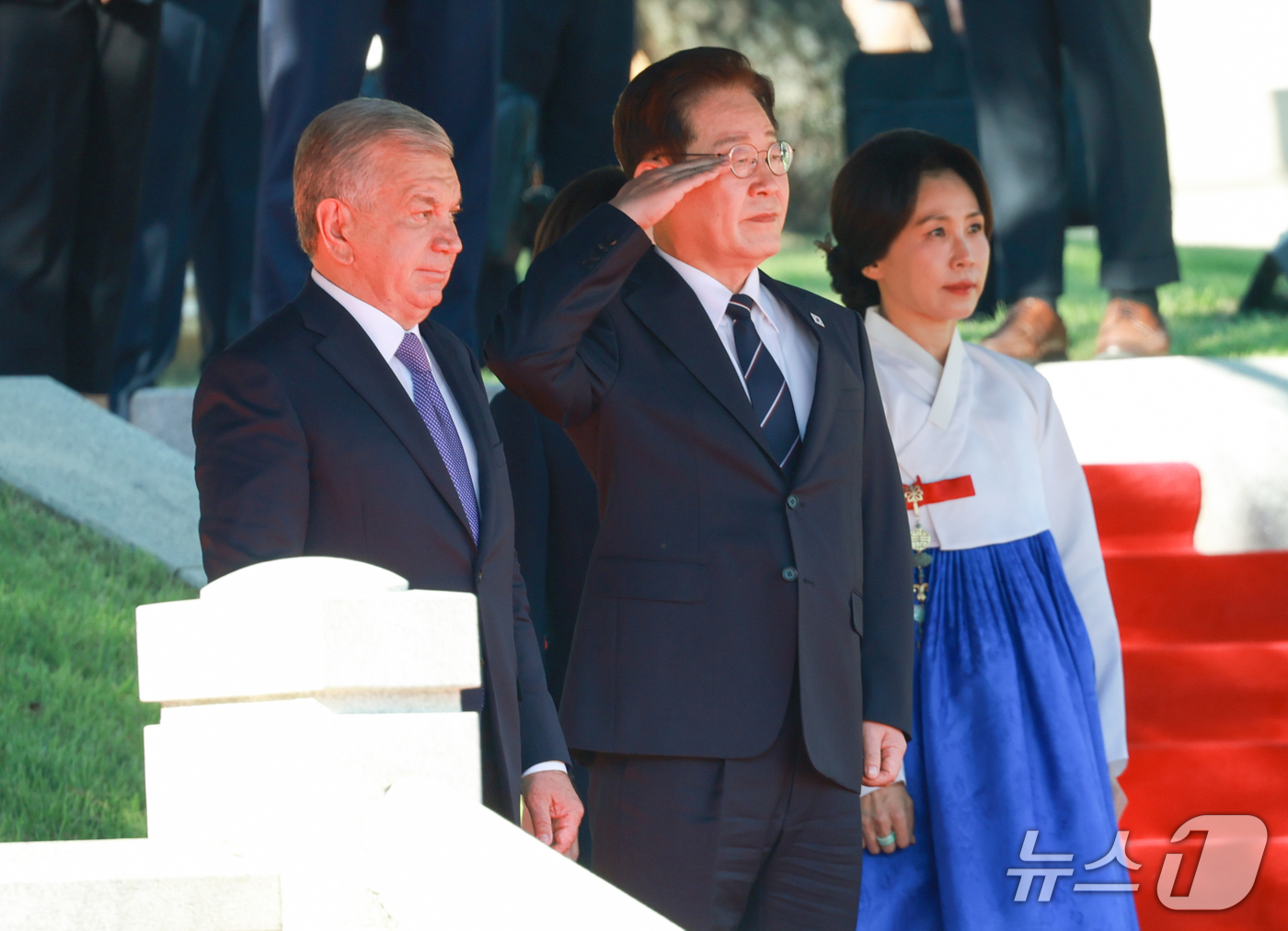 (서울=뉴스1) 이재명 기자 = 이재명 대통령이 14일 청와대에서 열린 샤브카트 미르지요예프 우즈베키스탄 대통령 공식환영식에서 거수경례를 하고 있다. 2026.9.14/뉴스1