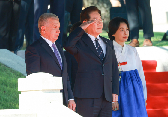 거수경례하는 이재명 대통령