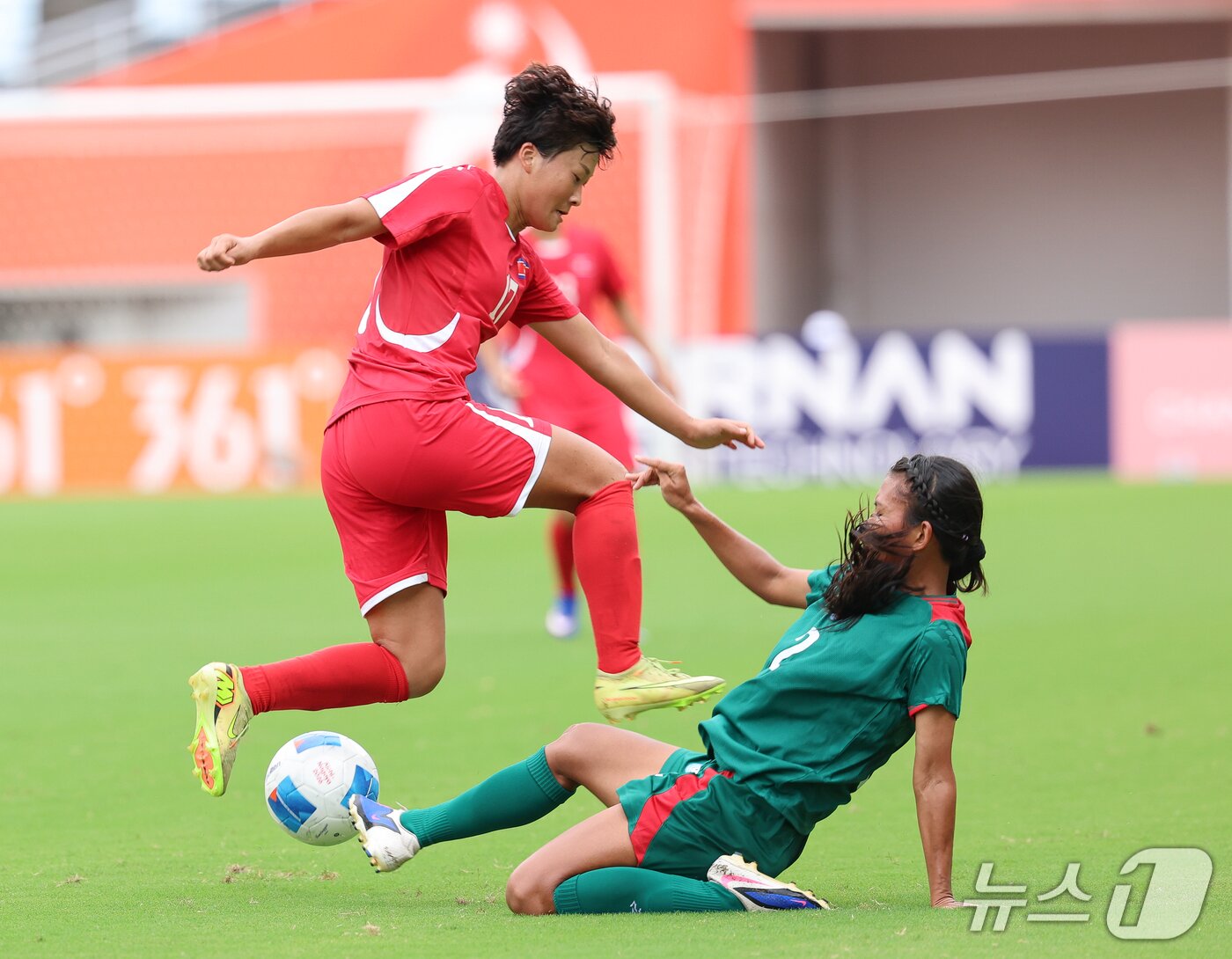 본문 이미지 - 14일 오후 일본 오사카 나가이스타디움에서 열린 2026 아이치·나고야 아시안게임 여자축구 예선 F조 1차전 북한과 방글라데시의 경기, 북한 김경영이 볼다툼을 하고 있다. 2026.9.14 ⓒ 뉴스1 안은나 기자