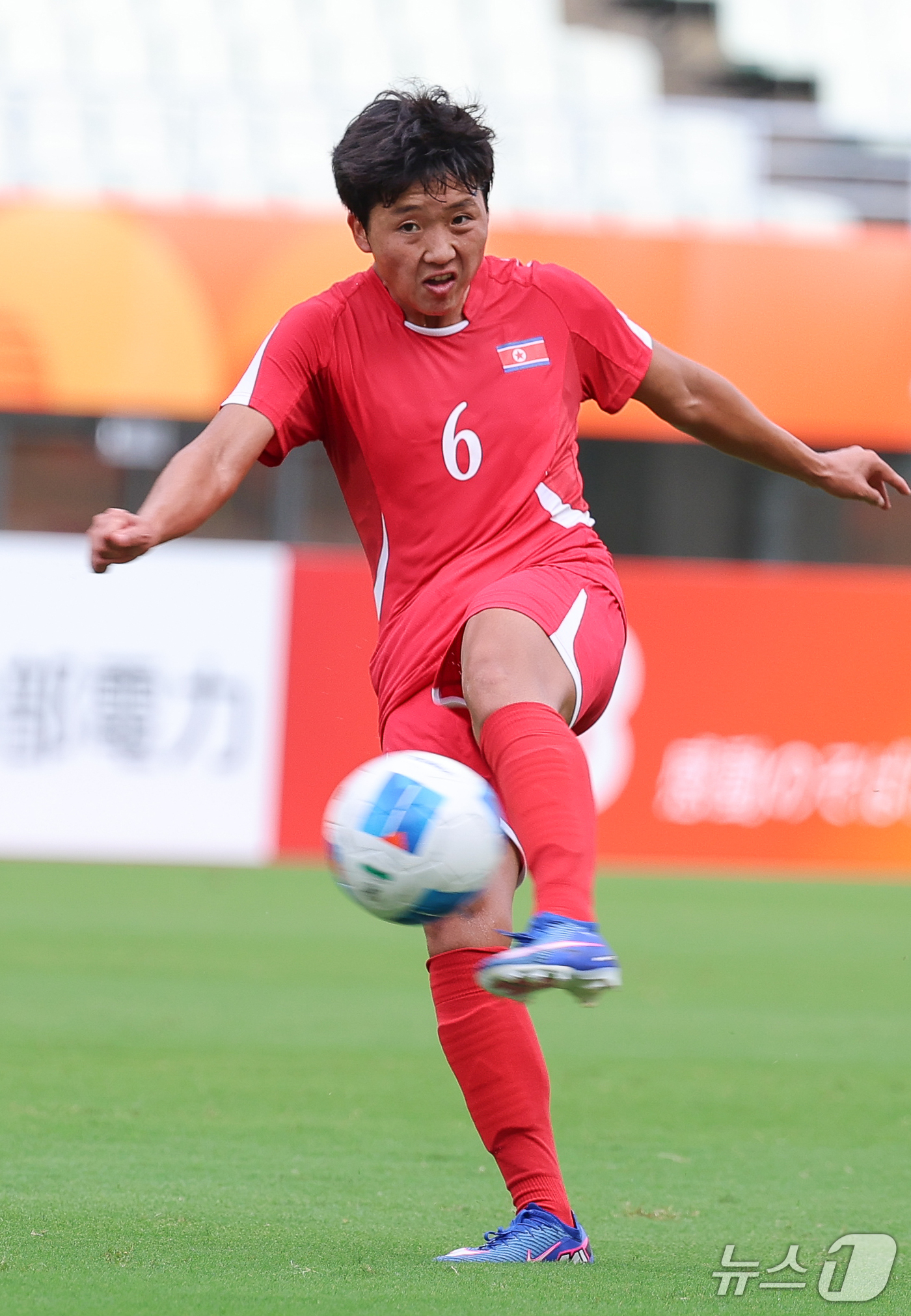 (오사카=뉴스1) 안은나 기자 = 14일 오후 일본 오사카 나가이스타디움에서 열린 2026 아이치·나고야 아시안게임 여자축구 예선 F조 1차전 북한과 방글라데시의 경기, 북한 안복 …