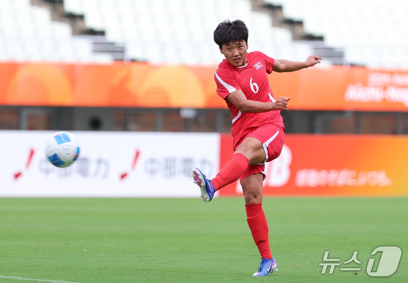 본문 이미지 - 14일 오후 일본 오사카 나가이스타디움에서 열린 2026 아이치·나고야 아시안게임 여자축구 예선 F조 1차전 북한과 방글라데시의 경기, 북한 안복용이 슛을 하고 있다. 2026.9.14 ⓒ 뉴스1 안은나 기자