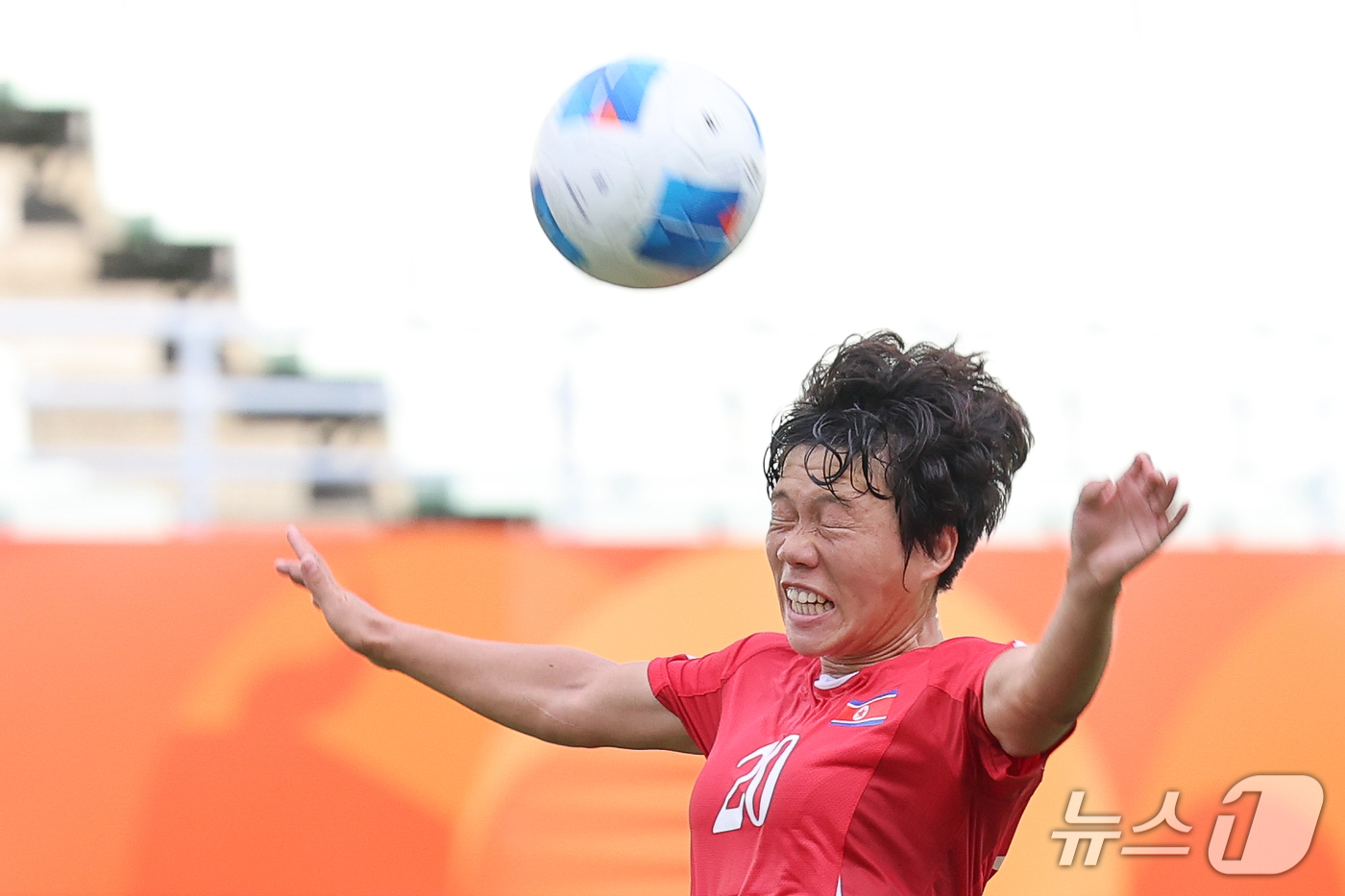 (오사카=뉴스1) 안은나 기자 = 14일 오후 일본 오사카 나가이스타디움에서 열린 2026 아이치·나고야 아시안게임 여자축구 예선 F조 1차전 북한과 방글라데시의 경기, 북한 채은 …