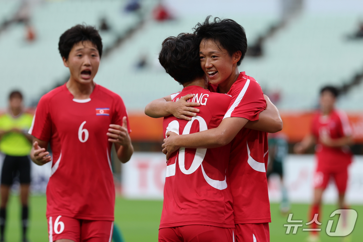 (오사카=뉴스1) 안은나 기자 = 14일 오후 일본 오사카 나가이스타디움에서 열린 2026 아이치·나고야 아시안게임 여자축구 예선 F조 1차전 북한과 방글라데시의 경기, 북한 리송 …