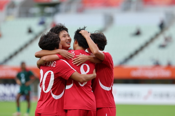 득점에 기뻐하는 북한 여자 축구 선수들