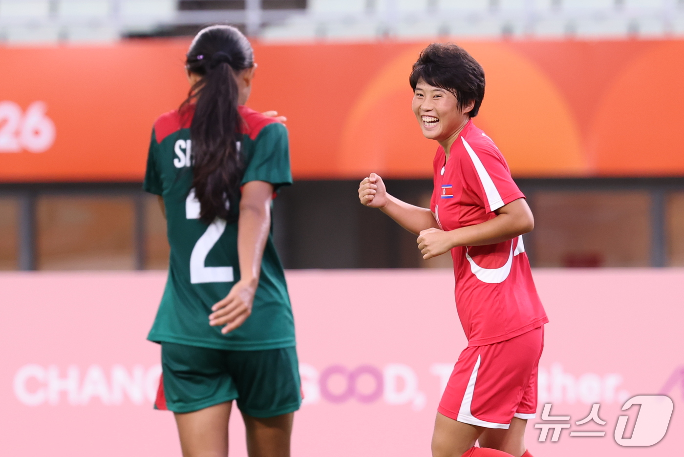 (오사카=뉴스1) 안은나 기자 = 14일 오후 일본 오사카 나가이스타디움에서 열린 2026 아이치·나고야 아시안게임 여자축구 예선 F조 1차전 북한과 방글라데시의 경기, 북한 정금 …