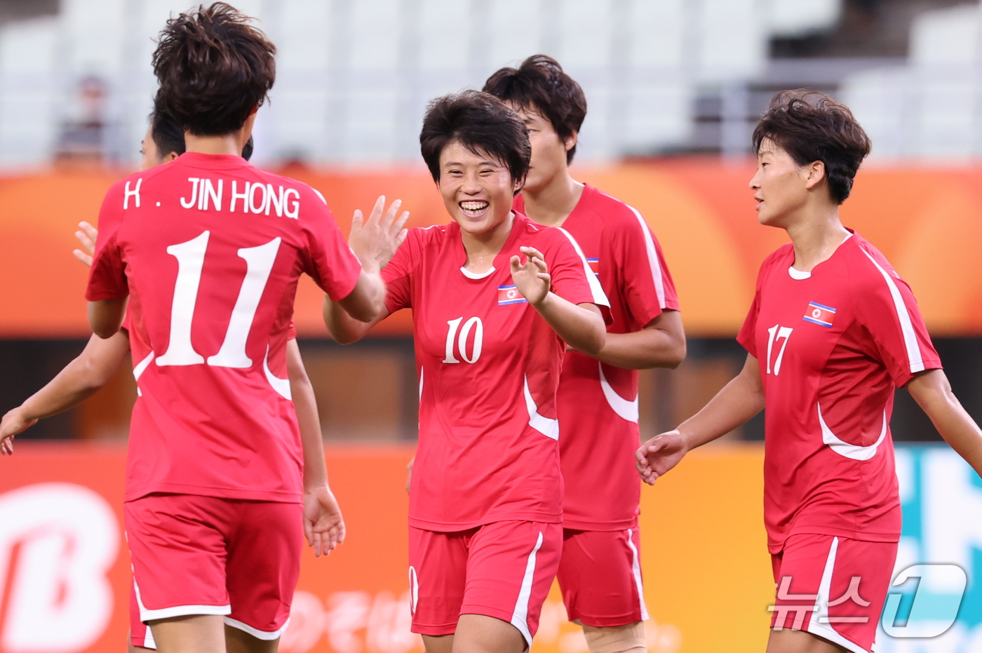 (오사카=뉴스1) 안은나 기자 = 14일 오후 일본 오사카 나가이스타디움에서 열린 2026 아이치·나고야 아시안게임 여자축구 예선 F조 1차전 북한과 방글라데시의 경기, 북한 정금 …