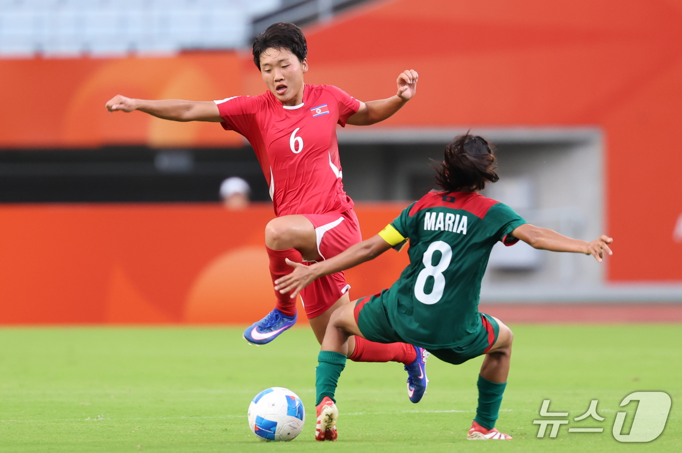 (오사카=뉴스1) 안은나 기자 = 14일 오후 일본 오사카 나가이스타디움에서 열린 2026 아이치·나고야 아시안게임 여자축구 예선 F조 1차전 북한과 방글라데시의 경기, 북한 안복 …