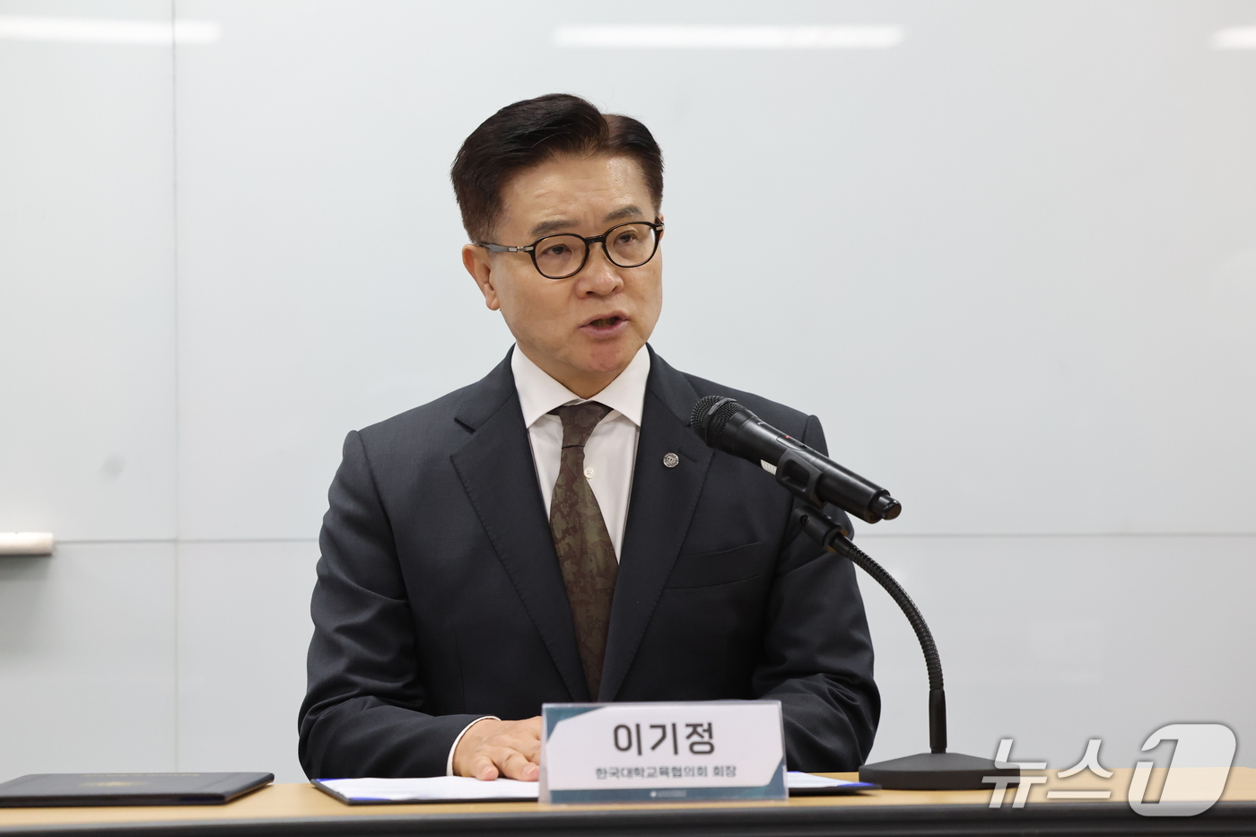 (서울=뉴스1) 김진환 기자 = 이기정 한국대학교육협의회 회장이 14일 서울 금천구 한국대학교육협의회에서 2027학년도 대학 수시모집 원서 접수 시스템 장애 발생 관련 입장을 밝히 …
