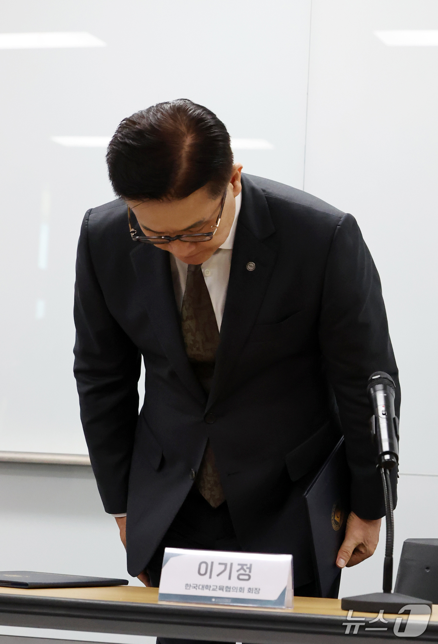 (서울=뉴스1) 김진환 기자 = 이기정 한국대학교육협의회 회장이 14일 서울 금천구 한국대학교육협의회에서2027학년도 대학 수시모집 원서 접수 시스템 장애 관련 고개 숙여 사과하고 …