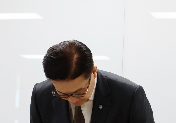고개 숙인 이기정 한국대학교육협의회 회장