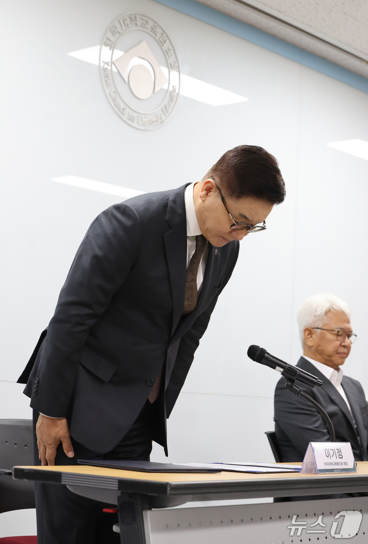 (서울=뉴스1) 김진환 기자 = 이기정 한국대학교육협의회 회장이 14일 서울 금천구 한국대학교육협의회에서2027학년도 대학 수시모집 원서 접수 시스템 장애 관련  고개 숙여 사과하 …