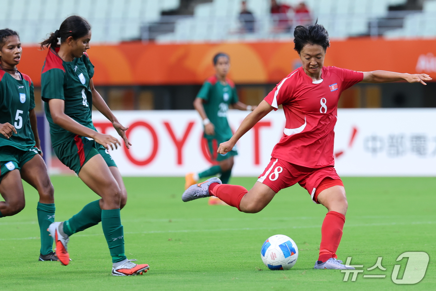 (오사카=뉴스1) 안은나 기자 = 14일 오후 일본 오사카 나가이스타디움에서 열린 2026 아이치·나고야 아시안게임 여자축구 예선 F조 1차전 북한과 방글라데시의 경기, 북한 리송 …