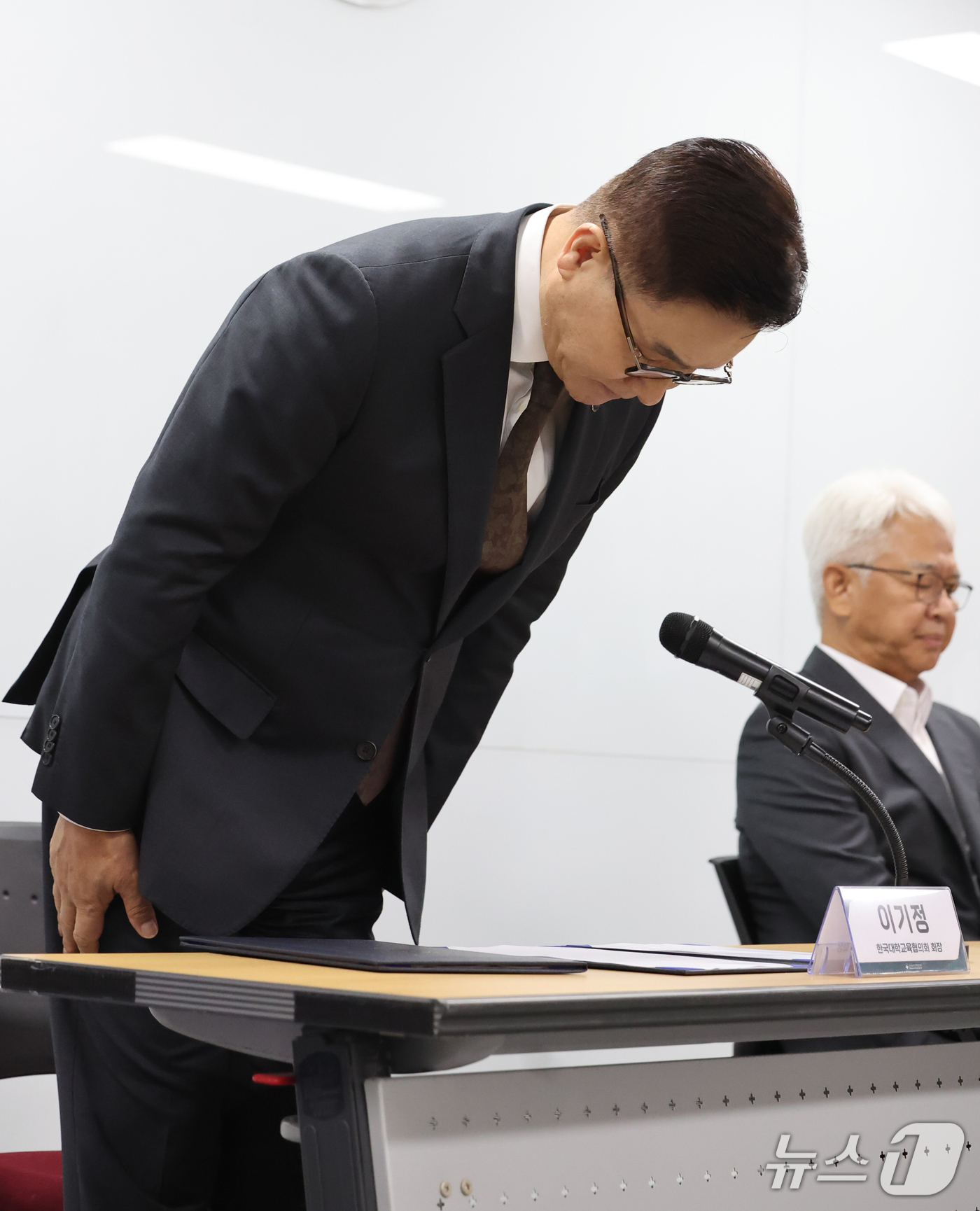 (서울=뉴스1) 김진환 기자 = 이기정 한국대학교육협의회 회장이 14일 서울 금천구 한국대학교육협의회에서2027학년도 대학 수시모집 원서 접수 시스템 장애 관련 고개 숙여 사과하고 …