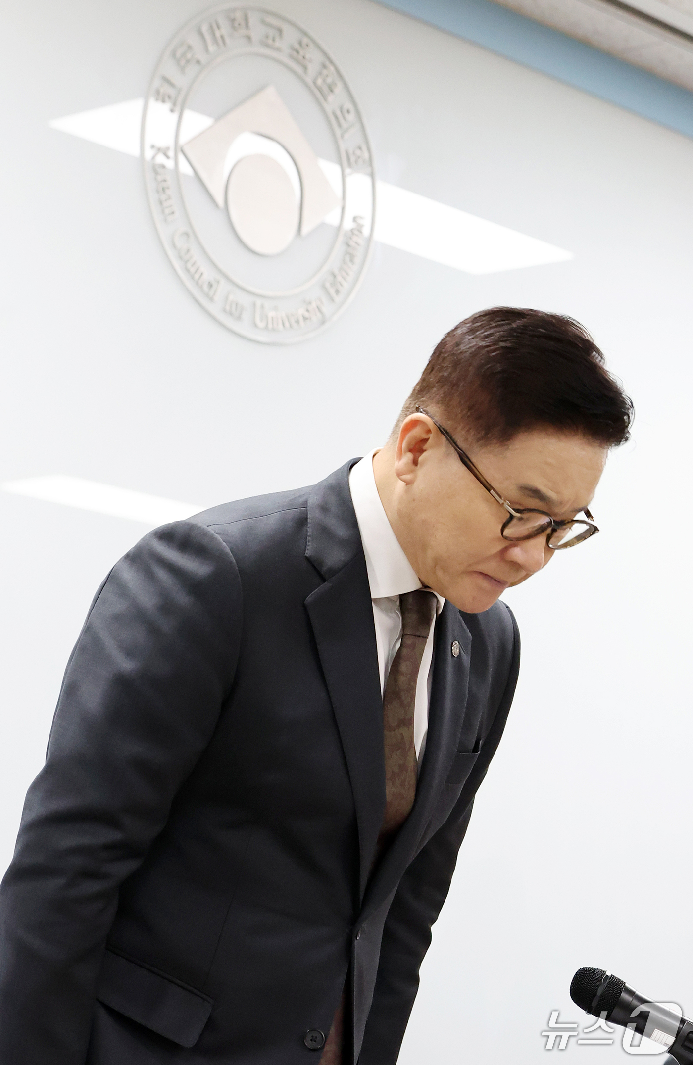 (서울=뉴스1) 김진환 기자 = 이기정 한국대학교육협의회 회장이 14일 서울 금천구 한국대학교육협의회에서2027학년도 대학 수시모집 원서 접수 시스템 장애 관련 고개 숙여 사과하고 …