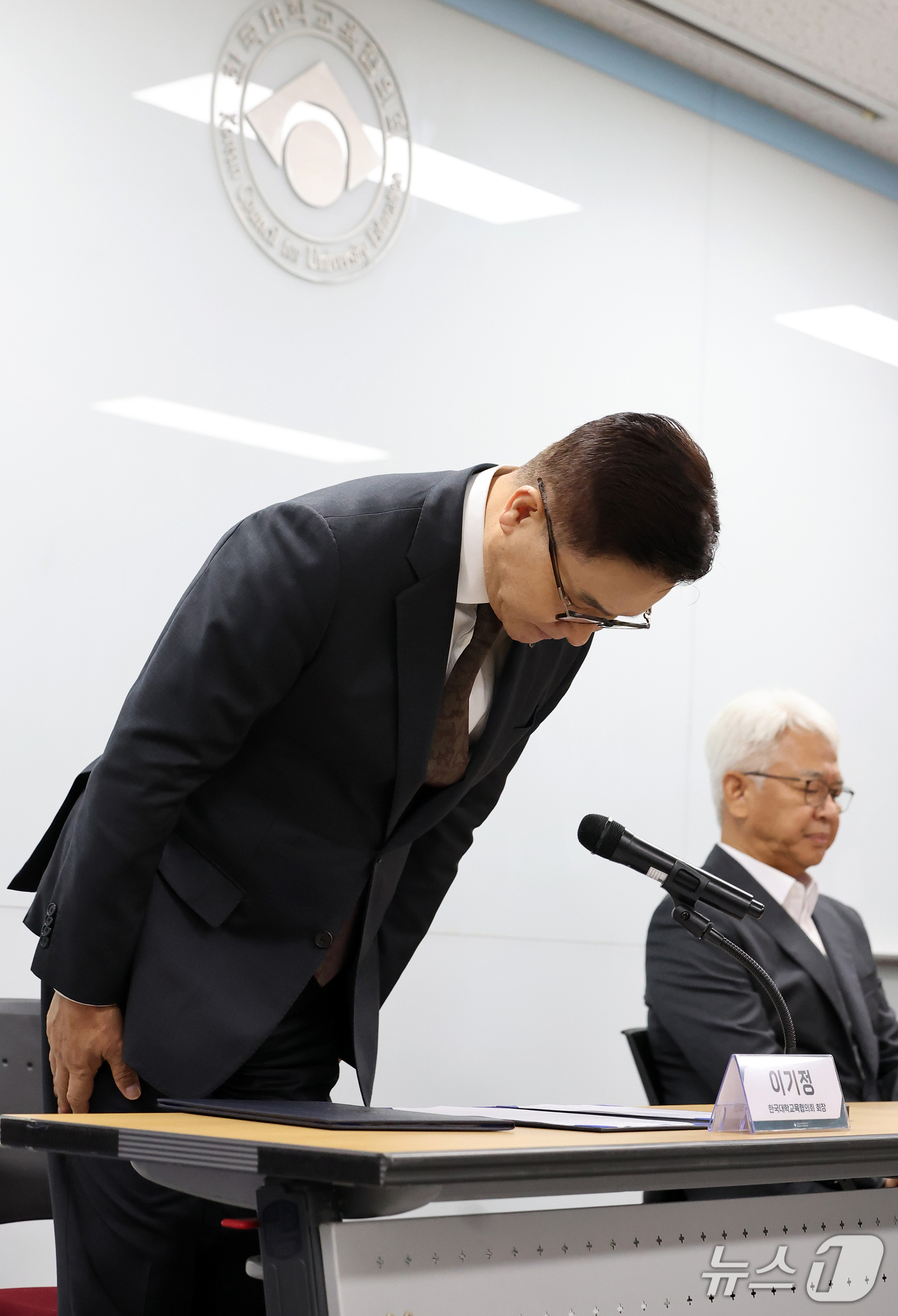 (서울=뉴스1) 김진환 기자 = 이기정 한국대학교육협의회 회장이 14일 서울 금천구 한국대학교육협의회에서2027학년도 대학 수시모집 원서 접수 시스템 장애 관련 고개 숙여 사과하고 …