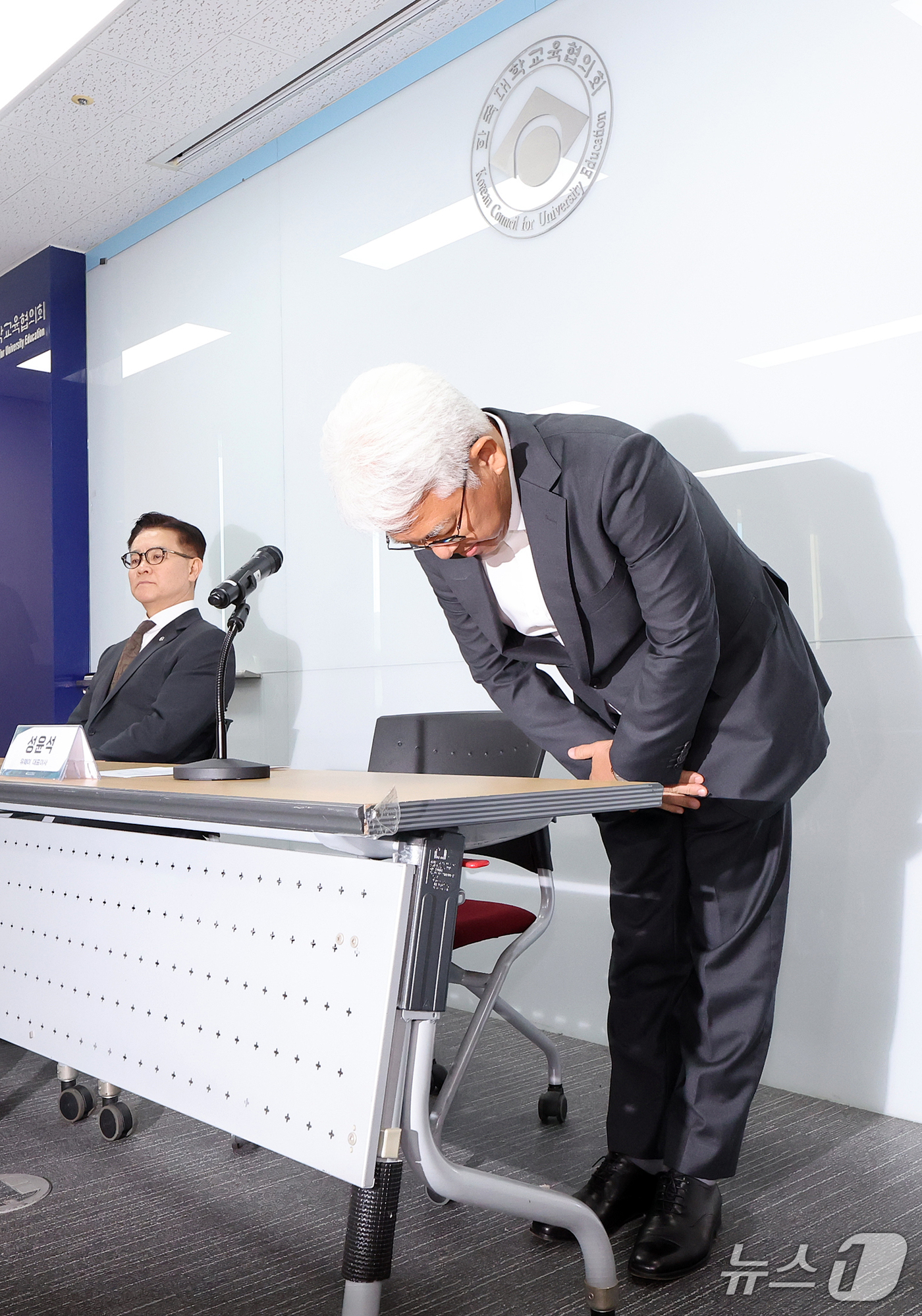 (서울=뉴스1) 김진환 기자 = 성윤석 유웨이어플라이 대표가 14일 서울 금천구 한국대학교육협의회에서 2027학년도 대학 수시모집 원서 접수 시스템 장애 관련 고개 숙여 사과하고 …