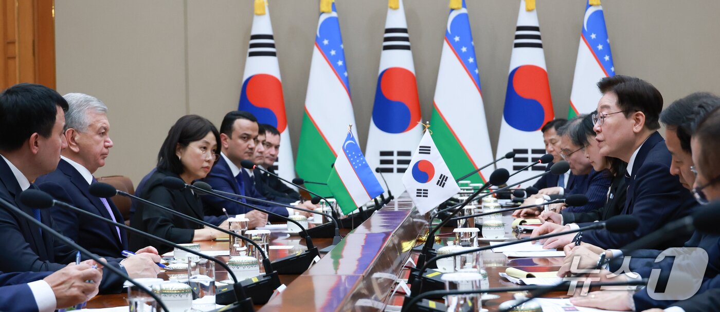 본문 이미지 - 이재명 대통령과 샤브카트 미르지요예프 우즈베키스탄 대통령이 14일 청와대에서 확대 회담을 하고 있다. 2026.9.14 ⓒ 뉴스1 이재명 기자