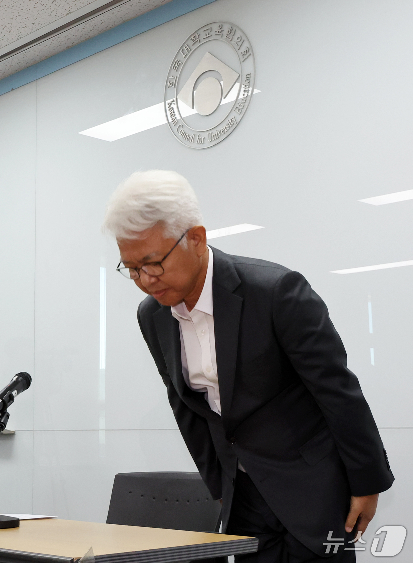 (서울=뉴스1) 김진환 기자 = 성윤석 유웨이어플라이 대표가 14일 서울 금천구 한국대학교육협의회에서 2027학년도 대학 수시모집 원서 접수 시스템 장애 관련 고개 숙여 사과하고 …