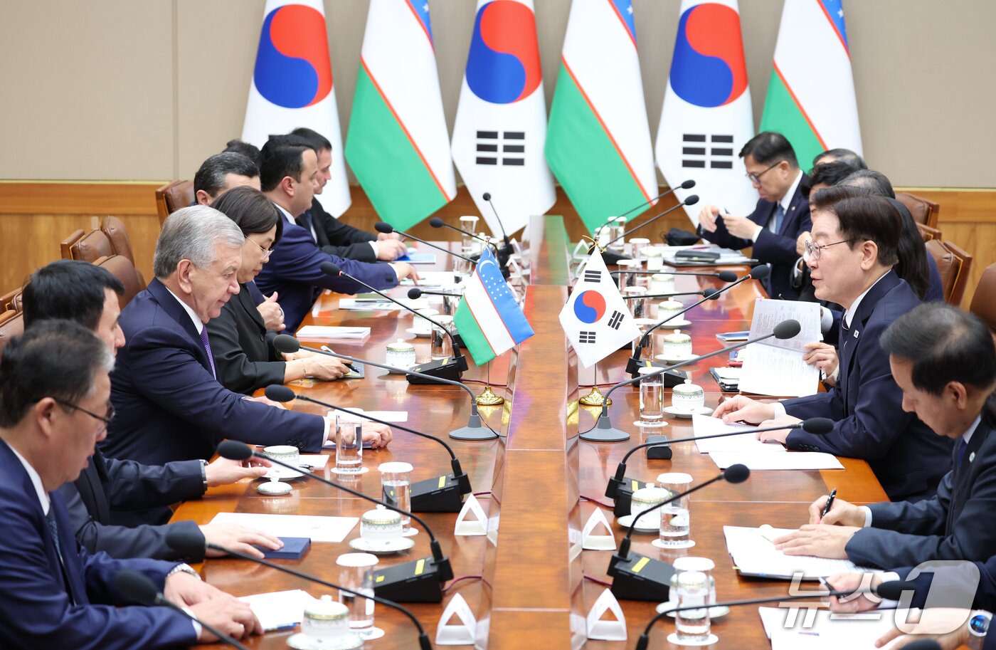 본문 이미지 - 이재명 대통령과 샤브카트 미르지요예프 우즈베키스탄 대통령이 14일 청와대에서 확대 회담을 하고 있다. 2026.9.14 ⓒ 뉴스1 이재명 기자