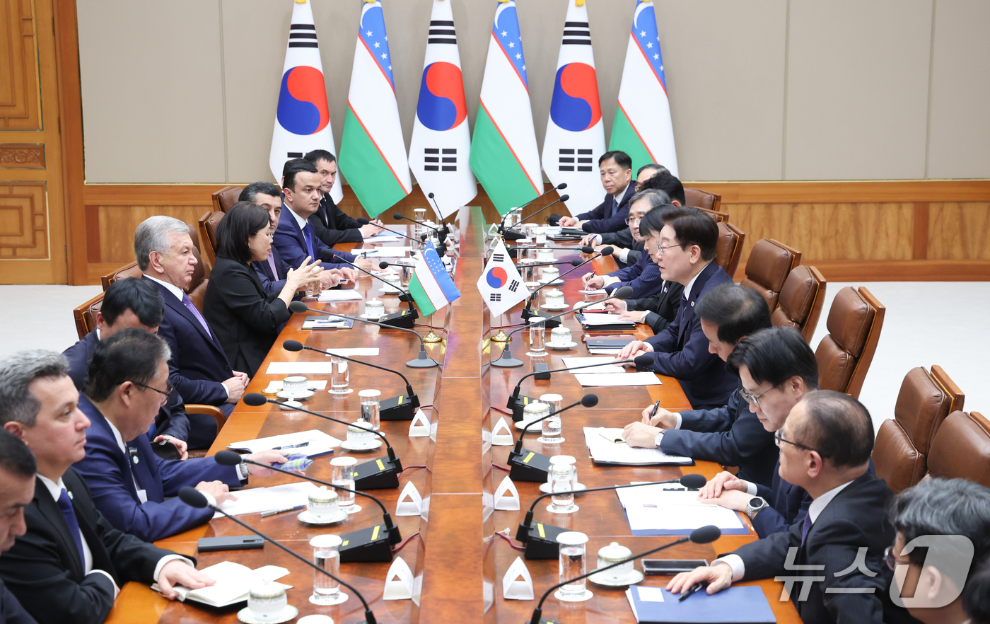 (서울=뉴스1) 이재명 기자 = 이재명 대통령과 샤브카트 미르지요예프 우즈베키스탄 대통령이 14일 청와대에서 확대 회담을 하고 있다. 2026.9.14/뉴스1