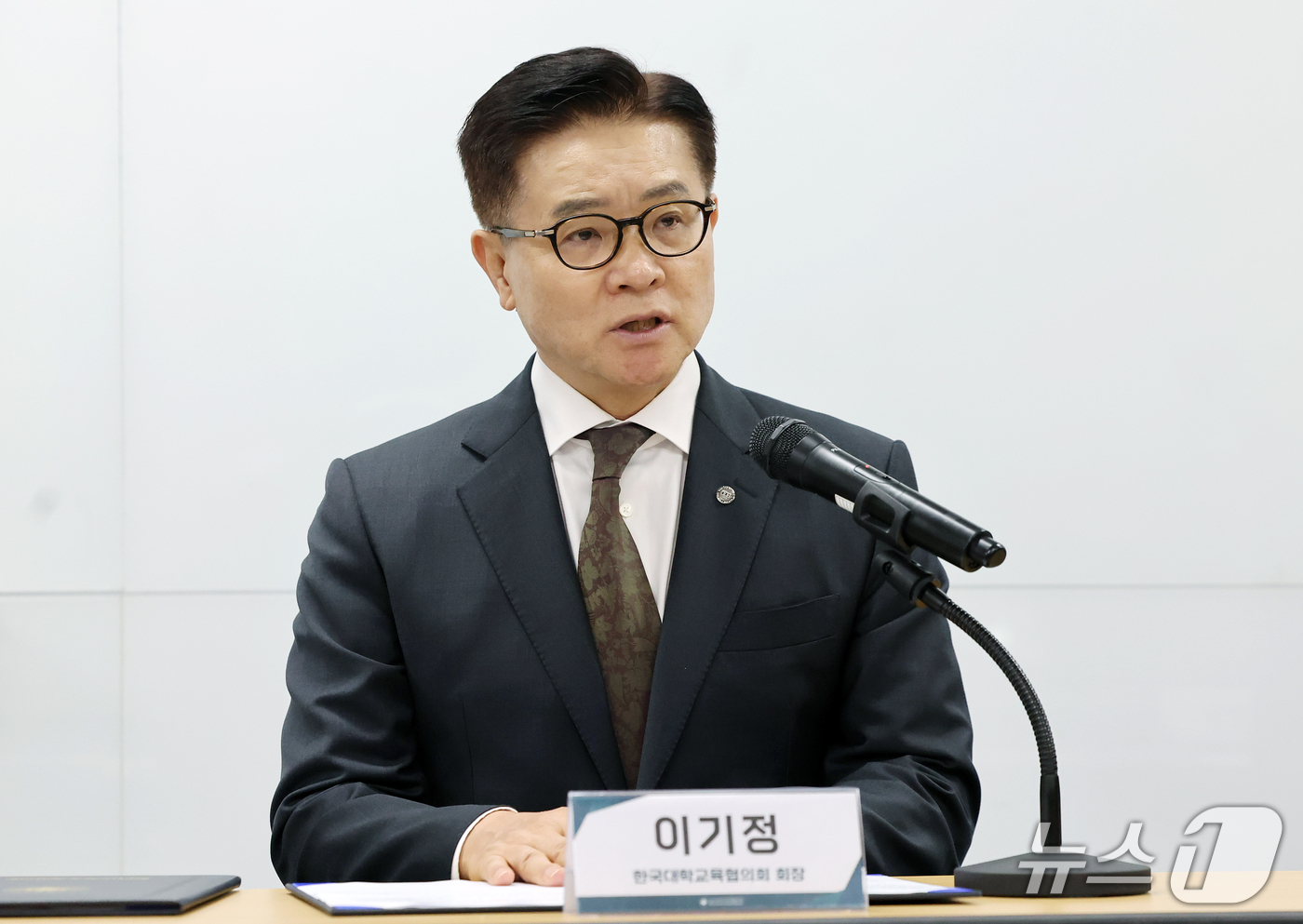 (서울=뉴스1) 김진환 기자 = 이기정 한국대학교육협의회 회장 14일 서울 금천구 한국대학교육협의회에서 2027학년도 대학 수시모집 원서 접수 시스템 장애 발생 관련 입장을 밝히고 …