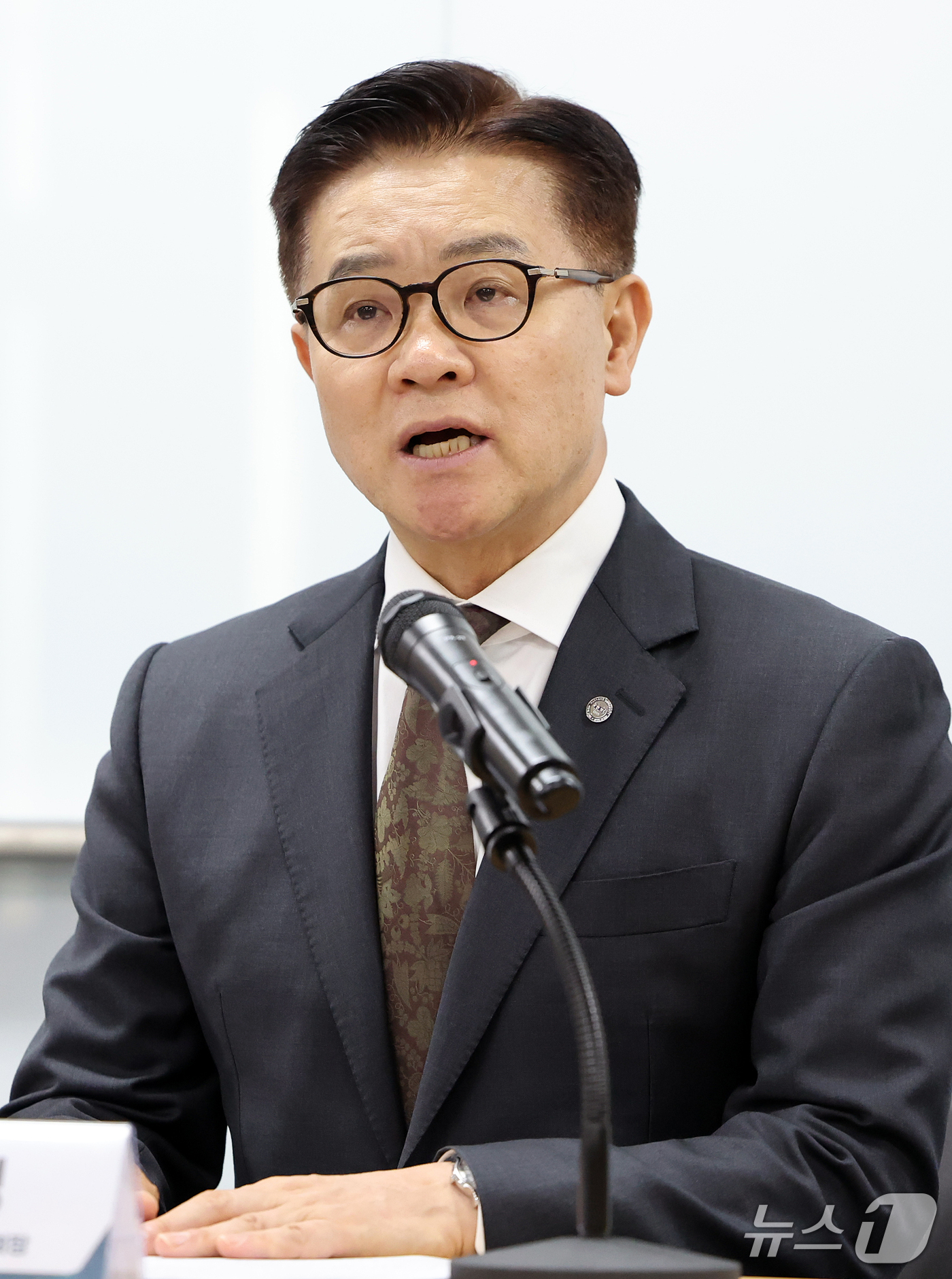 (서울=뉴스1) 김진환 기자 = 이기정 한국대학교육협의회 회장 14일 서울 금천구 한국대학교육협의회에서 2027학년도 대학 수시모집 원서 접수 시스템 장애 발생 관련 입장을 밝히고 …