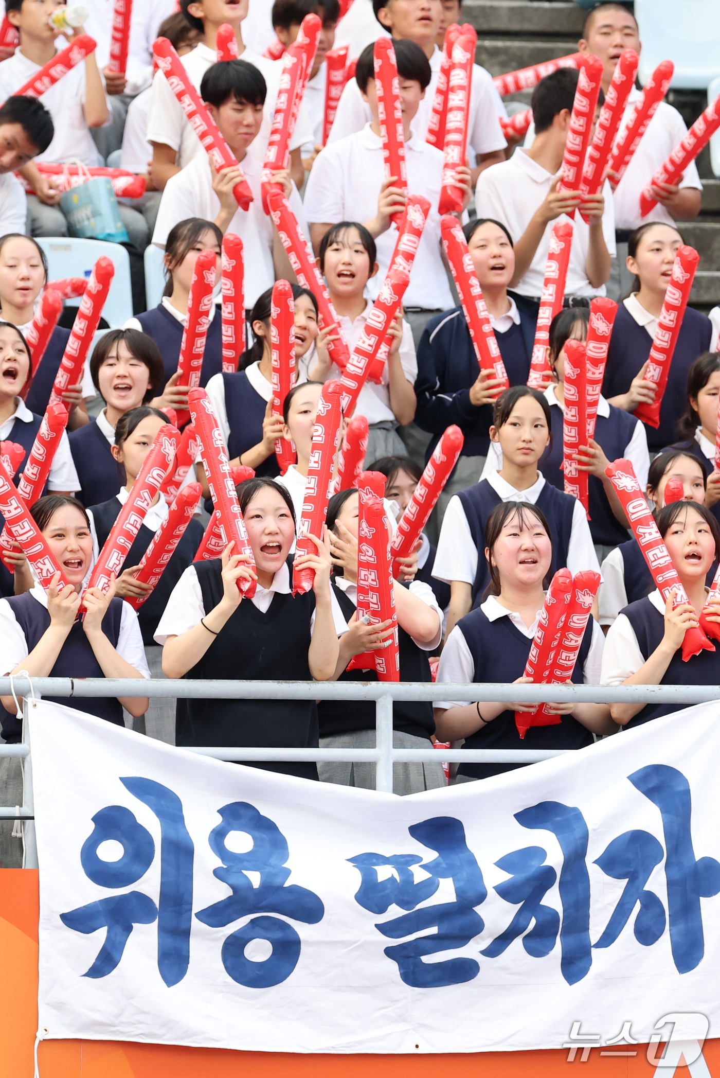 (오사카=뉴스1) 안은나 기자 = 14일 오후 일본 오사카 나가이스타디움에서 열린 2026 아이치·나고야 아시안게임 여자축구 예선 F조 1차전 북한과 방글라데시의 경기, 북한 응원 …