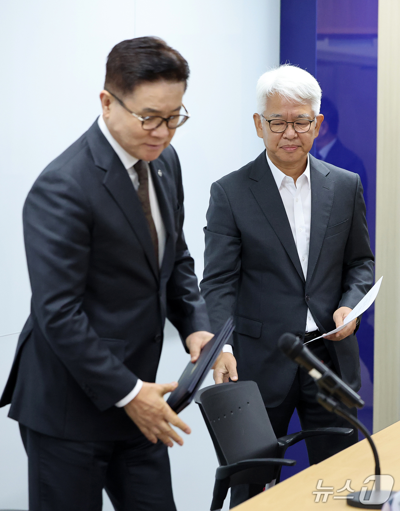 (서울=뉴스1) 김진환 기자 = 이기정 한국대학교육협의회 회장과 성윤석 유웨이어플라이 대표가 14일 서울 금천구 한국대학교육협의회에서 2027학년도 대학 수시모집 원서 접수 시스템 …