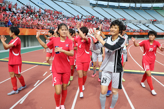 12년 만의 金 도전 북한 여자축구, 방글라데시에 10-0 대승[AG]