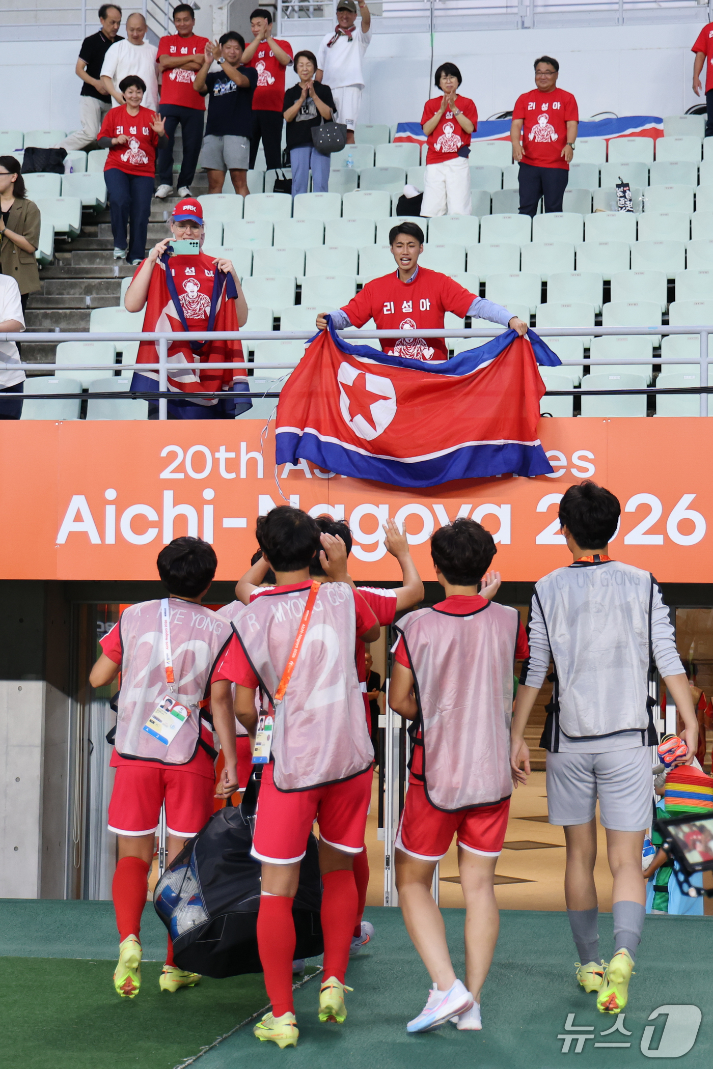 (오사카=뉴스1) 안은나 기자 = 14일 오후 일본 오사카 나가이스타디움에서 열린 2026 아이치·나고야 아시안게임 여자축구 예선 F조 1차전 북한과 방글라데시의 경기, 북한 선수 …