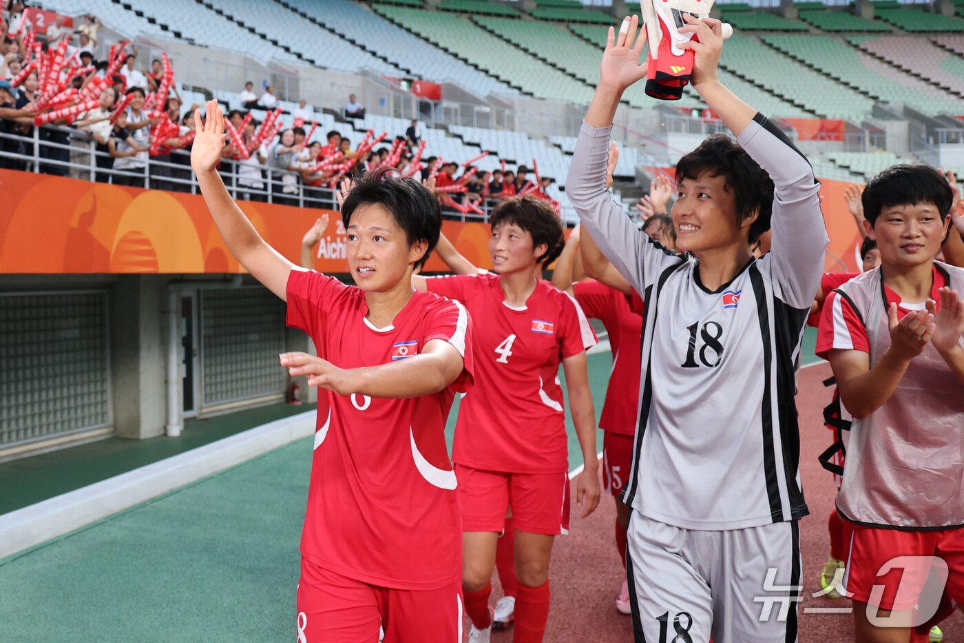 본문 이미지 - 14일 오후 일본 오사카 나가이스타디움에서 열린 2026 아이치·나고야 아시안게임 여자축구 예선 F조 1차전 북한과 방글라데시의 경기, 북한 선수들이 10-0으로 승리한 뒤 응원단에 다가가 인사하고 있다. 2026.9.14 ⓒ 뉴스1 안은나 기자