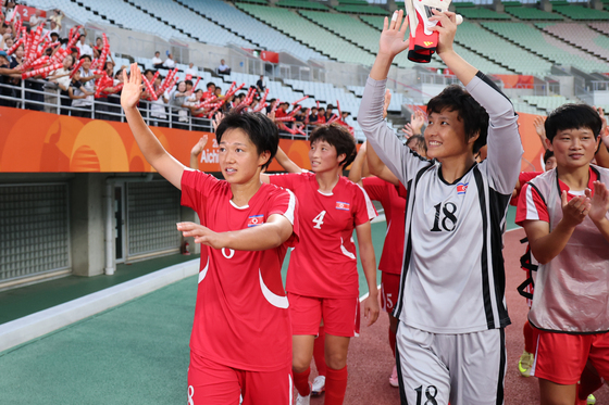 방글라데시 10-0 완파한 북한, 응원단 향해 인사