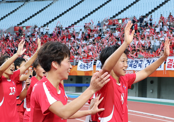 10-0 대승 거둔 북한 여자축구, 응원단 향해 인사