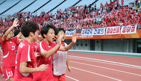 10-0 대승 거둔 북한 여자축구, 응원단 향해 인사