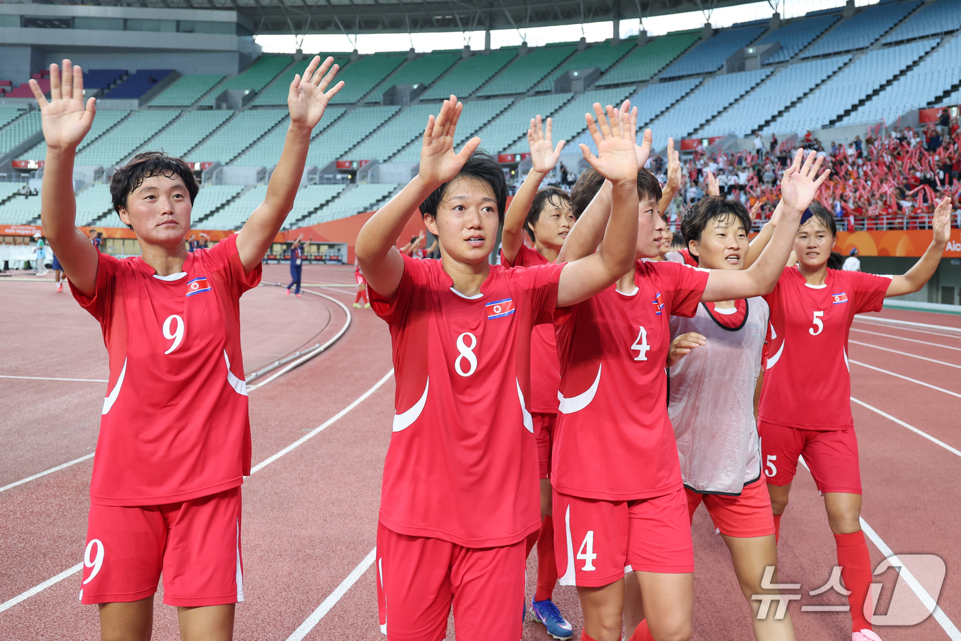 (오사카=뉴스1) 안은나 기자 = 14일 오후 일본 오사카 나가이스타디움에서 열린 2026 아이치·나고야 아시안게임 여자축구 예선 F조 1차전 북한과 방글라데시의 경기, 북한 선수 …