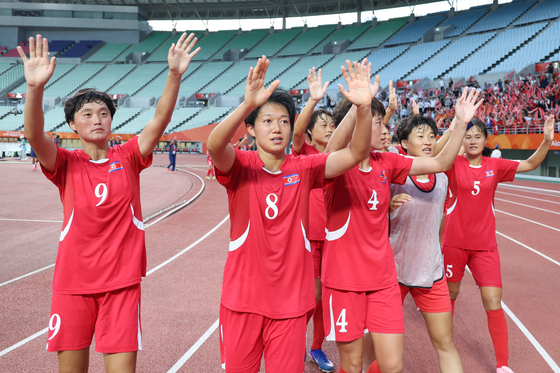 북한 여자축구 첫 경기 10-0 대승, 기뻐하는 선수들
