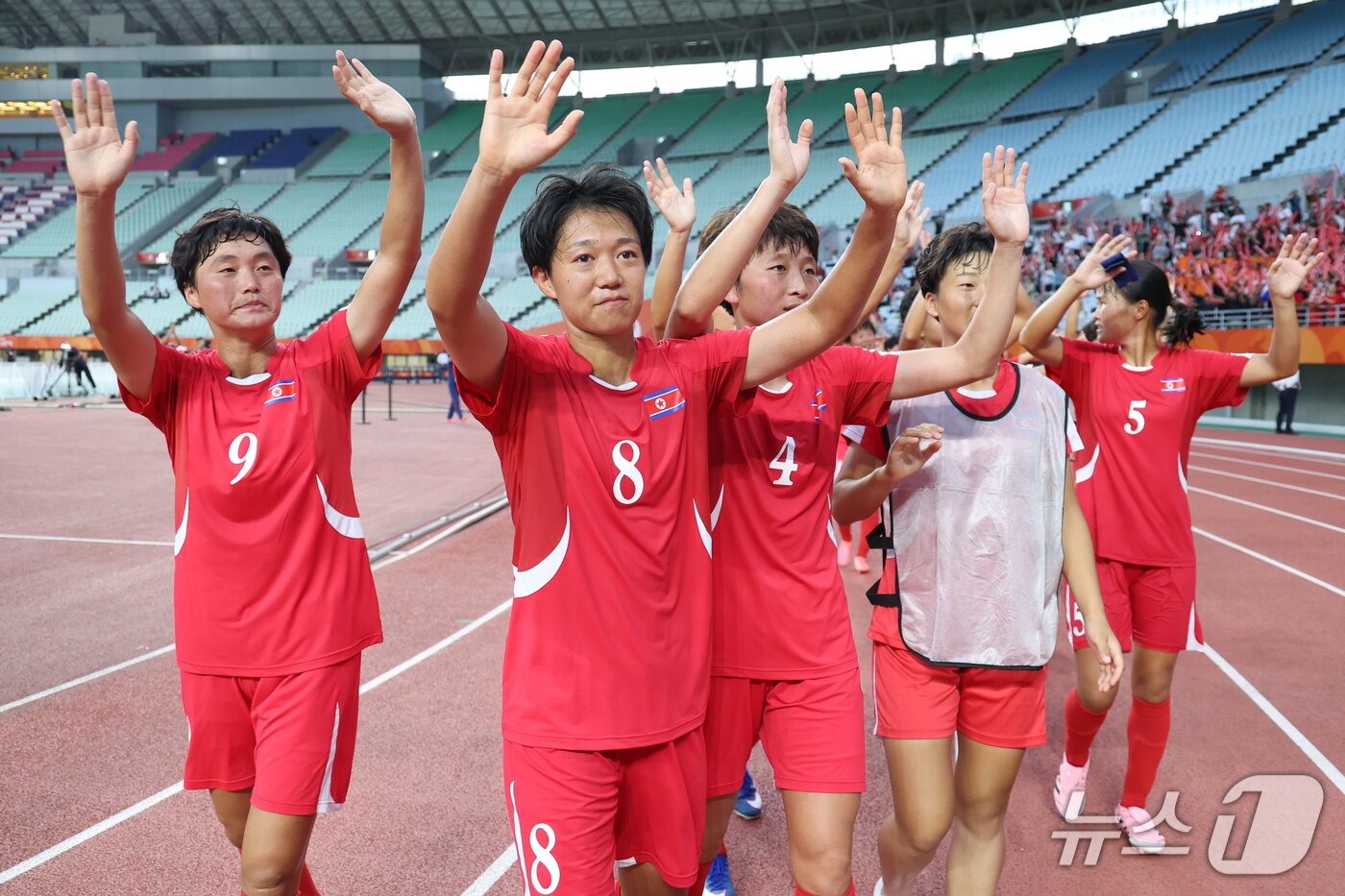 본문 이미지 - 14일 오후 일본 오사카 나가이스타디움에서 열린 2026 아이치·나고야 아시안게임 여자축구 예선 F조 1차전 북한과 방글라데시의 경기, 북한 선수들이 10-0으로 승리한 뒤 응원단에 다가가 인사하고 있다. 2026.9.14 ⓒ 뉴스1 안은나 기자