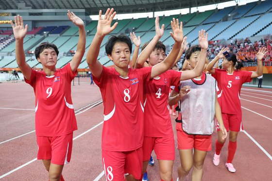 손 흔드는 북한 여자축구 선수들