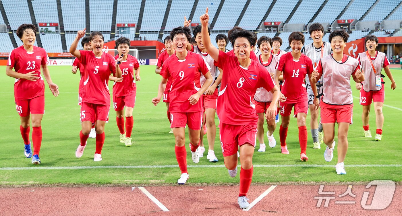 본문 이미지 - 14일 오후 일본 오사카 나가이스타디움에서 열린 2026 아이치·나고야 아시안게임 여자축구 예선 F조 1차전 북한과 방글라데시의 경기, 북한 선수들이 10-0으로 승리한 뒤 응원단을 향해 달려가고 있다. 2026.9.14 ⓒ 뉴스1 안은나 기자