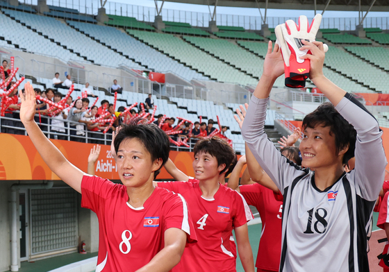 응원단 향해 인사하는 北 여자축구 선수들
