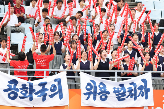 북한 여자축구 응원하는 조선학교 학생들