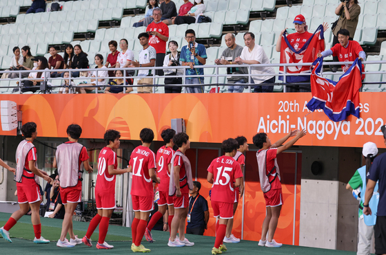 응원단 향해 인사하는 북한 여자축구