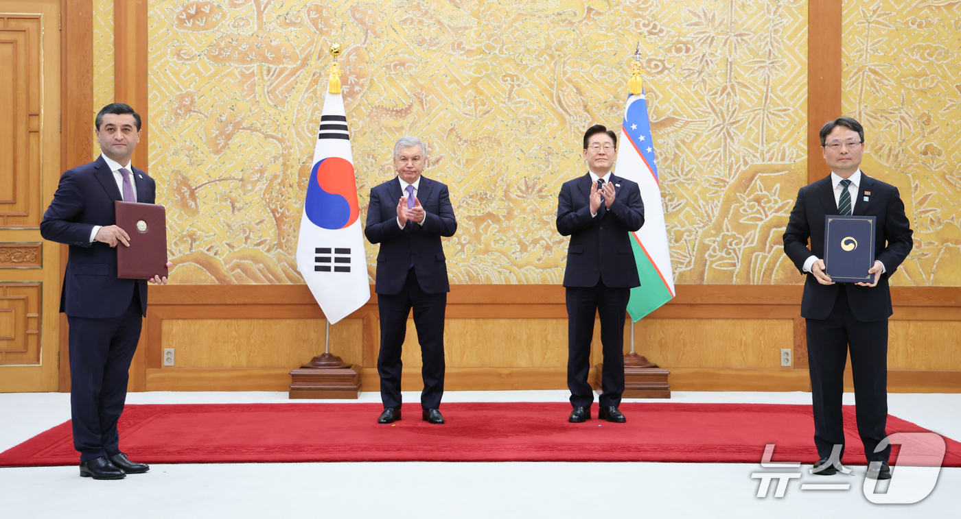 (서울=뉴스1) 이재명 기자 = 박은식 산림청장과 바흐티요르 사이도프 외교부장관이 14일 청와대에서 이재명 대통령과 샤브카트 미르지요예프 우즈베키스탄 대통령이 임석한 가운데 디지털 …