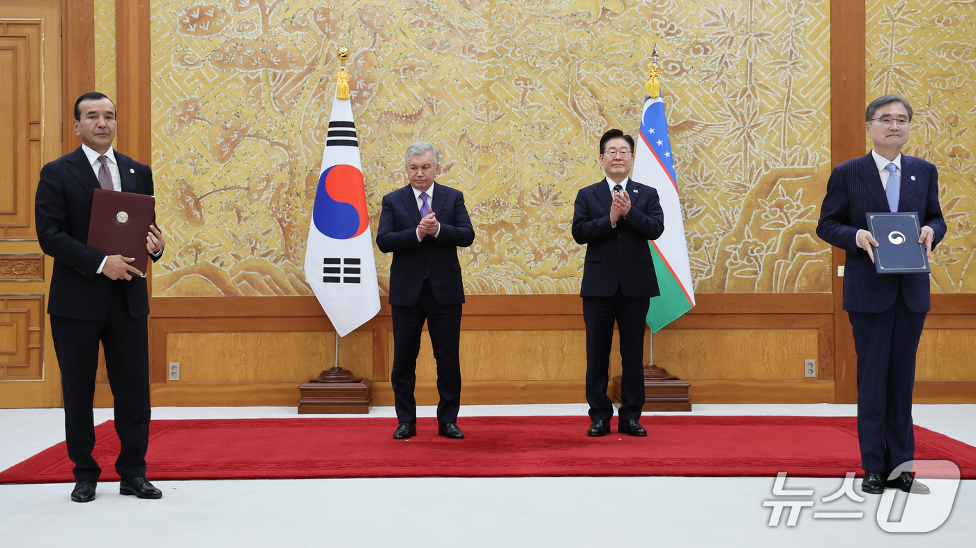 (서울=뉴스1) 이재명 기자 = 조현 외교부 장관과 오조드벡 나자르베코프 문화부 장관이 14일 청와대에서 이재명 대통령과 샤브카트 미르지요예프 우즈베키스탄 대통령이 임석한 가운데 …